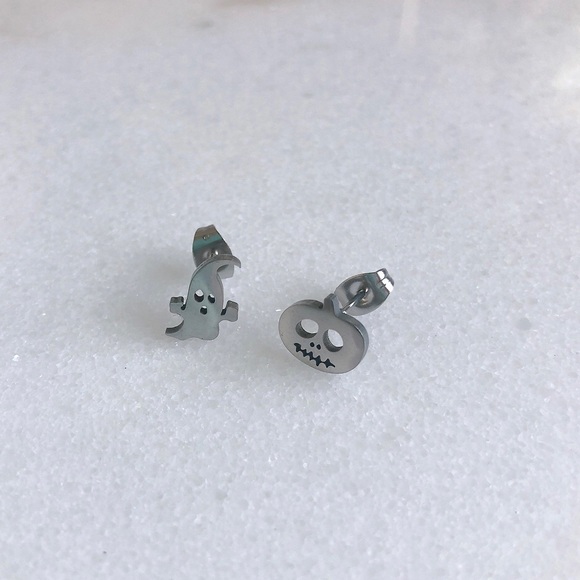 Halloween 🎃 and 👻 stainless steel stud earrings - Picture 3 of 9
